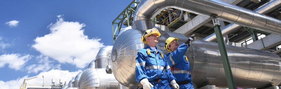 ingeniero químico comprobando estructuras industriales